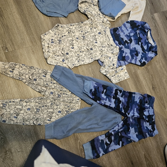 Baby long sleeve onesie and pants bundle. With matching socks!. - Picture 2 of 6